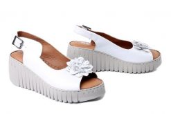 ARTIKER RELAKS 58C3355 white, sandały damskie. Białe sandały damskie Artiker Relaks, bez wzorów, ze skóry, bez obcasa, na koturnie. Za 174.93 zł.