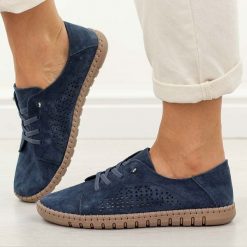 Granatowe skórzane półbuty damskie Vinceza 95362. Niebieskie półbuty damskie VINCEZA, w ażurowe wzory, z jeansu, biznesowe, z okrągłym noskiem, bez obcasa. W wyprzedaży za 197.10 zł.