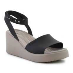 Sandały Crocs Brooklyn Ankle Strap Wedge 209406-07H czarne. Czarne sandały damskie bez wzorów, bez obcasa, na koturnie. Za 421.95 zł.