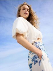 Wzorzyste spodnie z wiskozy - wielobarwny. Spodnie materiałowe damskie Reserved, bez wzorów, z wiskozy. W wyprzedaży za 69.99 zł.