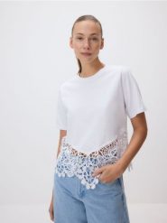 T-shirt z ażurowym dołem - biały. Białe t-shirty damskie Reserved, l, w ażurowe wzory, z bawełny, bez kołnierzyka. W wyprzedaży za 59.99 zł.