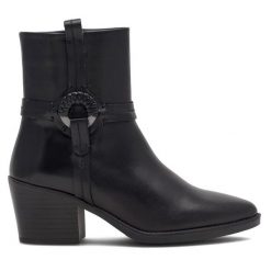 Kowbojki Lasocki. Czarne botki damskie Lasocki, bez obcasa, na słupku, bez zapięcia. Za 279.99 zł.