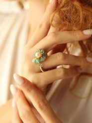 Pierres delicates Pozłacany pierścionek z perłą i fluorytem rozmiar: onesize. Zielone pierścionki damskie Pierres delicates, z perłą, pozłacane. Za 79.40 zł.