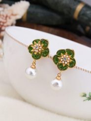 Pierres de Jade Pozłacane kolczyki-wkrętki z perłami i cyrkoniami rozmiar: onesize. Białe kolczyki damskie Pierres de Jade, z cyrkonią, pozłacane. Za 43.99 zł.