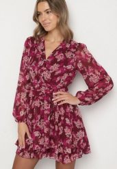 Bordowa Kopertowa Sukienka w Kwiaty z Bufiastymi Rękawami Zavea. Czerwone sukienki damskie Born2be, na co dzień, l, bez wzorów, z poliesteru, eleganckie, bez kołnierzyka, bez ramiączek, mini, kopertowe. Za 149.99 zł.