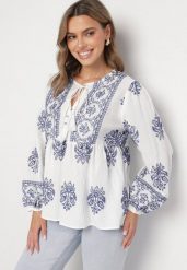 Biała Rozkloszowana Bluzka Boho z Wiskozą Zdobiona Haftami i Wiązaniem Nilnella. Białe bluzki damskie Born2be, m, z aplikacjami, z wiskozy, boho, bez kołnierzyka, bez ramiączek. Za 99.99 zł.