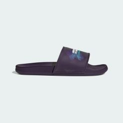 KLAPKI ADILETTE COMFORT SLIDES MERCEDES AMG PETRONAS F1 TEAM. Fioletowe klapki damskie Adidas, bez wzorów, z materiału, bez obcasa. Za 239.00 zł.