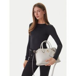 Torebka Guess. Torebki klasyczne damskie Guess, z aplikacjami, bez dodatków. Za 699.99 zł.