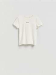 Dopasowany t-shirt z nadrukiem - biały. Białe t-shirty damskie Reserved, l, bez wzorów, z bawełny, bez kołnierzyka. Za 39.99 zł.