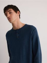 Sweter z bawełny - granatowy. Niebieskie swetry męskie Reserved, l, bez wzorów, z bawełny, bez kołnierzyka. W wyprzedaży za 59.99 zł.