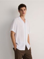 Wiskozowa koszula comfort fit - biały. Białe koszule męskie Reserved, l, bez wzorów, z tkaniny, bez kołnierzyka, bez ramiączek. W wyprzedaży za 55.99 zł.