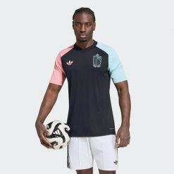 Przedmeczowa koszulka wyjazdowa Belgia 26. Czarne t-shirty sportowe męskie Adidas, xl, z materiału, bez ramiączek, na fitness i siłownię, climacool (adidas). Za 299.00 zł.