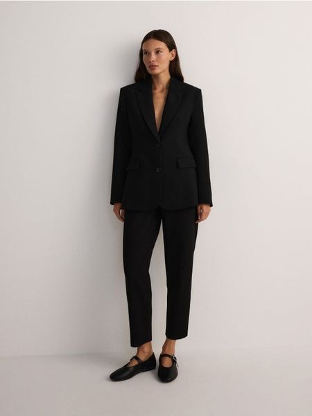 Spodnie z wysokim stanem - czarny. Czarne spodnie materiałowe damskie Reserved, bez wzorów, z dzianiny, z podwyższonym stanem. W wyprzedaży za 39.99 zł.