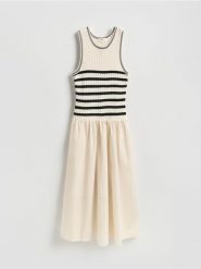 Sukienka z wiskozą - kremowy. Białe sukienki damskie Reserved, l, bez wzorów, z bawełny, bez kołnierzyka, bez ramiączek, rozkloszowane. Za 239.99 zł.