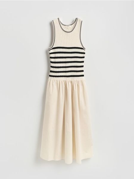 Sukienka z wiskozą - kremowy. Białe sukienki damskie Reserved, l, bez wzorów, z bawełny, bez kołnierzyka, bez ramiączek, rozkloszowane. Za 239.99 zł.