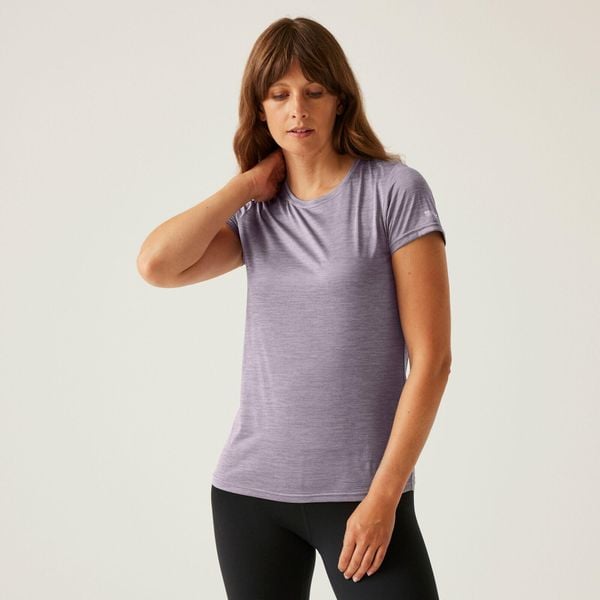 Koszulka sportowa damska Fingal Edition szybkoschnąca. Fioletowe bluzki sportowe damskie Regatta, bez wzorów, bez ramiączek. Za 140.00 zł.