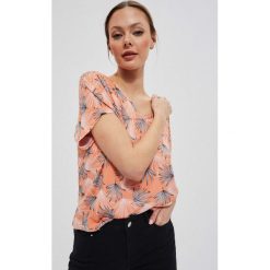 Koszula z wiskozy z odkrytymi plecami. Brązowe koszule damskie MOODO, bez wzorów, z wiskozy, bez kołnierzyka, bez ramiączek. W wyprzedaży za 15.99 zł.