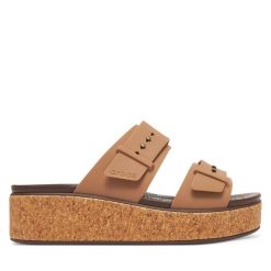 Klapki Crocs. Brązowe klapki damskie Crocs, bez wzorów, bez obcasa. Za 299.99 zł.