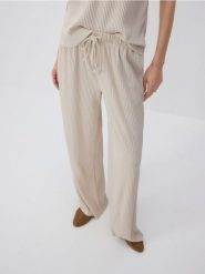 Szerokie spodnie z dzianiny - beżowy. Brązowe spodnie materiałowe damskie Reserved, bez wzorów, z dzianiny. W wyprzedaży za 59.99 zł.