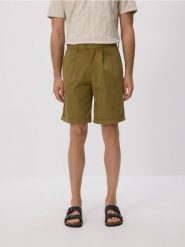 Szorty chino regular - oliwkowy. Zielone szorty męskie Reserved, z bawełny, bez kołnierzyka. W wyprzedaży za 69.99 zł.