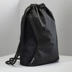 Plecak fitness Domyos 15 l. Czarne plecaki damskie Decathlon, bez wzorów, z materiału, sportowe. Za 39.99 zł.