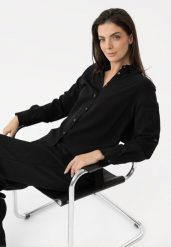 Czarna koszula z lyocellem K-AKRE. Czarne koszule damskie Volcano, xl, bez wzorów, z lyocellu, klasyczne, bez kołnierzyka, bez ramiączek. Za 129.99 zł.