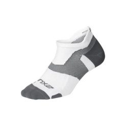 Niewidzialne skarpety 2XU Vectr LightCushion. Białe skarpetki damskie 2XU, bez wzorów, z lycry. Za 151.50 zł.