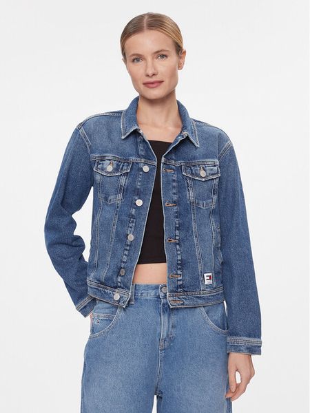 Tommy Jeans Kurtka jeansowa DW0DW16986 Niebieski Mom Fit. Niebieskie kurtki damskie Tommy Jeans, xs, bez wzorów, z bawełny, bez kaptura. Za 449.99 zł.