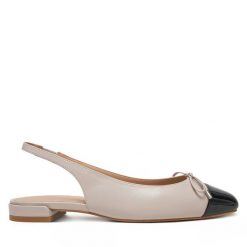Sandały Stuart Weitzman. Brązowe sandały damskie Stuart Weitzman, bez wzorów, bez obcasa, na płaskiej podeszwie. Za 949.99 zł.