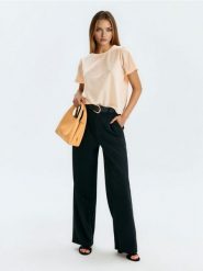 Eleganckie klasyczne spodnie z domieszką wiskozy - czarny. Czarne spodnie materiałowe damskie Sinsay, bez wzorów, z wiskozy, eleganckie. Za 59.99 zł.