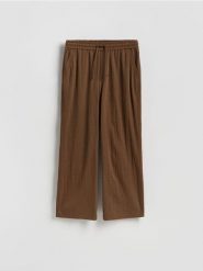 Spodnie z wiązaniem - brązowy. Brązowe spodnie materiałowe męskie Reserved, bez wzorów, z dzianiny. Za 119.99 zł.