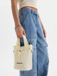 Guess Jeans Torebka CWBEO-GUESS-XC-006-09 Écru. Torebki klasyczne damskie Guess Jeans, z aplikacjami, z jeansu, bez dodatków. Za 199.99 zł.