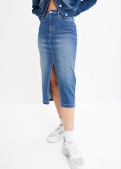 Spódnica dżinsowa z rozcięciem. Niebieskie spódniczki damskie bonprix, bez wzorów, midi. Za 109.99 zł.
