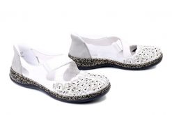 RIEKER 46352-80 white, półbuty letnie damskie. Białe półbuty damskie Rieker, w ażurowe wzory, bez obcasa. Za 359.90 zł.