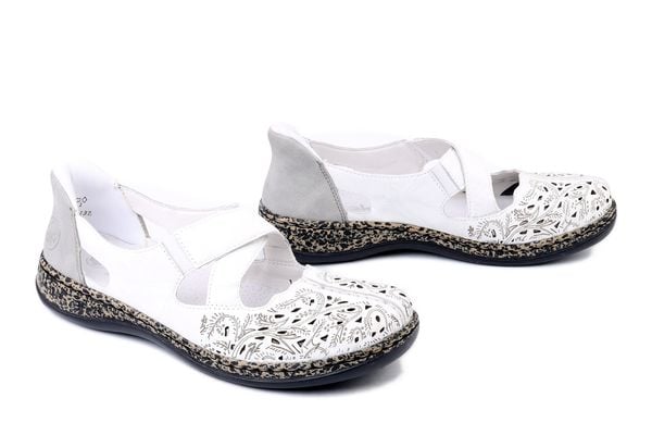 RIEKER 46352-80 white, półbuty letnie damskie. Białe półbuty damskie Rieker, w ażurowe wzory, bez obcasa. Za 359.90 zł.