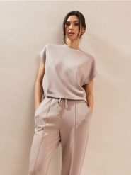 Bluza bez rękawów soft touch z dodatkiem wiskozy - kremowy. Białe bluzy bez kaptura damskie Sinsay, l, bez wzorów, z dzianiny, bez ramiączek, bez kaptura. Za 39.99 zł.