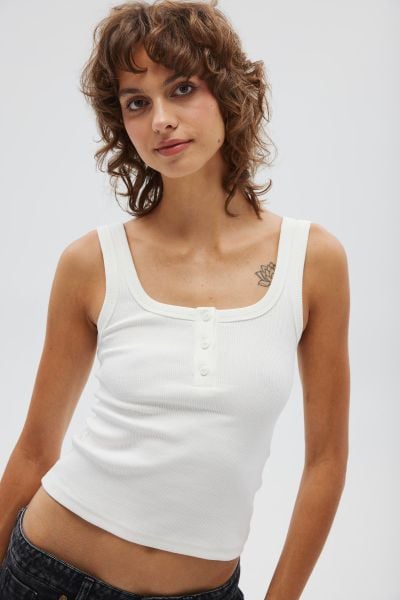 Top na ramiączkach z guzikami w kolorze CREAM - GLOWIN-XS. Białe topy damskie Marsala, xs, bez wzorów, z bawełny, bez kołnierzyka. Za 119.90 zł.