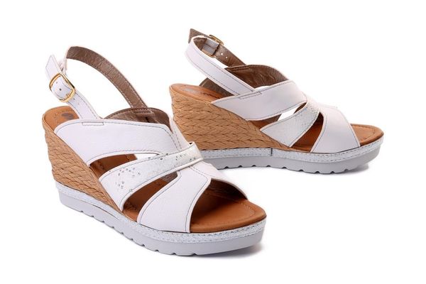 INBLU FG-36 001 biały, sandały damskie. Białe sandały damskie Inblu, bez wzorów, bez obcasa, na koturnie. Za 134.90 zł.