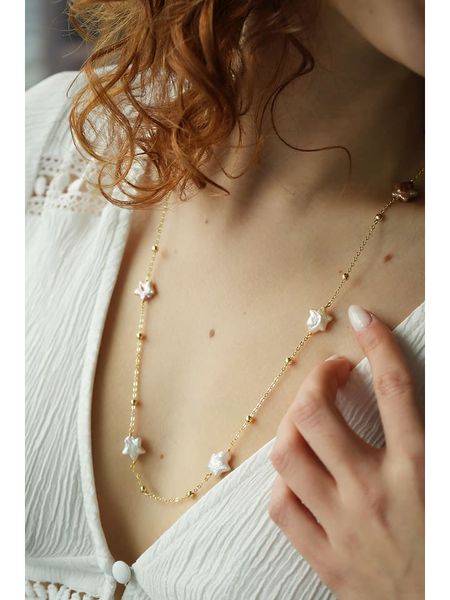 Pierres delicates Pozłacany naszyjnik z masą perłową - dł. 70 cm rozmiar: onesize. Białe naszyjniki damskie Pierres delicates, pozłacane. Za 170.07 zł.