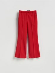 Spodnie z dodatkiem wiskozy - czerwony. Czerwone spodnie materiałowe damskie Reserved, bez wzorów, z tkaniny. Za 139.99 zł.