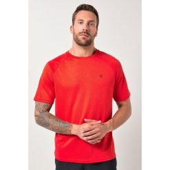 Męski T-shirt FLEXNAMIC® fitness rękaw 1/2 nadruk z tyłu QuickDry. Czerwone t-shirty męskie JAY-PI, m, bez wzorów, z materiału, bez kołnierzyka. Za 139.99 zł.