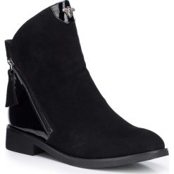 Buty damskie. Czarne botki damskie Wittchen, z nubiku, eleganckie, bez obcasa, bez zapięcia. W wyprzedaży za 229.90 zł.