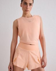Damskie spodenki biegowe 2 w 1, szybkoschnące, oddychające Le Run brzoskwiniowe. Czerwone spodenki sportowe damskie Aim'n, bez wzorów, z elastanu. Za 297.00 zł.