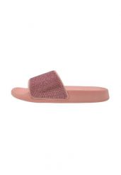 Klapki damskie Beco | Koral. Czerwone klapki damskie Beco, bez wzorów, z materiału, bez obcasa. Za 223.99 zł.
