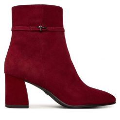 Botki Tamaris. Czerwone botki damskie Tamaris, bez obcasa, na słupku, bez zapięcia. Za 389.99 zł.