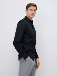 Bawełniana koszula slim fit - czarny. Czarne koszule męskie Reserved, l, bez wzorów, z bawełny, bez kołnierzyka, bez ramiączek. Za 119.99 zł.
