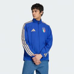 Podstawowa bluza reprezentacyjna Włochy. Niebieskie bluzy bez kaptura męskie Adidas, bez wzorów, z dresówki, eleganckie, bez kołnierzyka, bez ramiączek. Za 529.00 zł.
