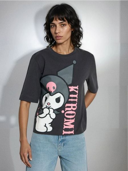 Bawełniana koszulka z krótkim rękawem Kuromi - szary. Szare t-shirty damskie Sinsay, l, bez wzorów, z bawełny, bez kołnierzyka. W wyprzedaży za 17.99 zł.