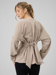 4F Bluza regular z wiązaniem i modalem damska - beżowa XS. Brązowe bluzy bez kaptura damskie 4f, xs, z dzianiny. Za 189.99 zł.