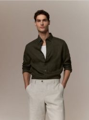 Lniana koszula regular fit - ciemnozielony. Zielone koszule męskie Reserved, l, bez wzorów, bez kołnierzyka, bez ramiączek. Za 179.99 zł.